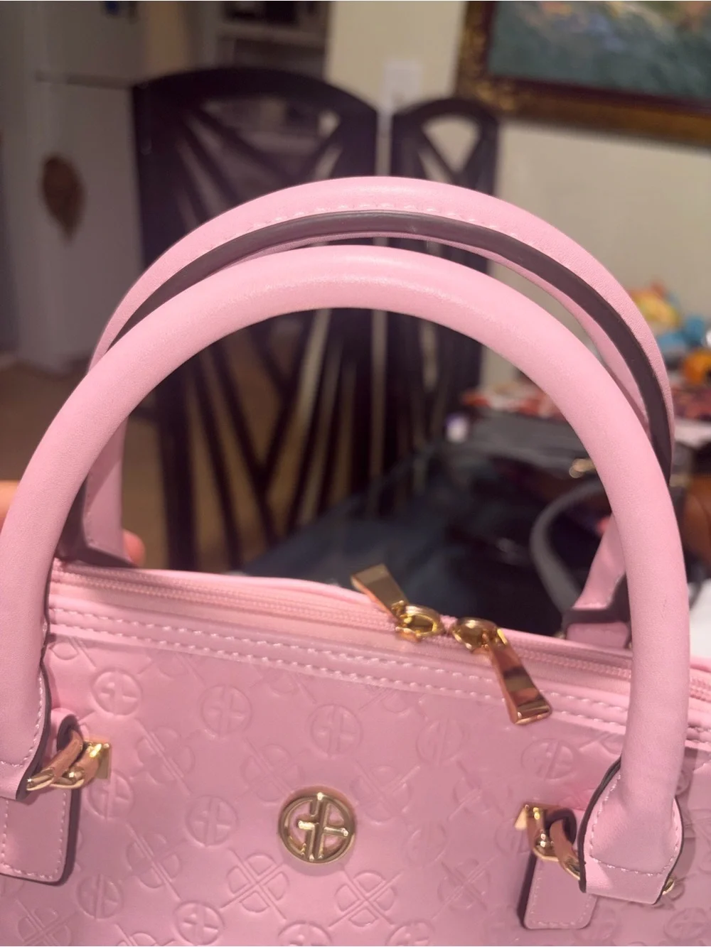 A pink dome-type handbag Giani Bernini